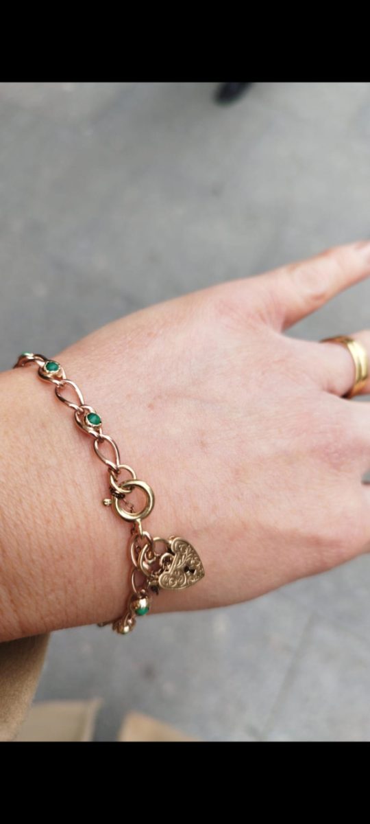 Bracelet avec pendentif cœur et pierres vertes