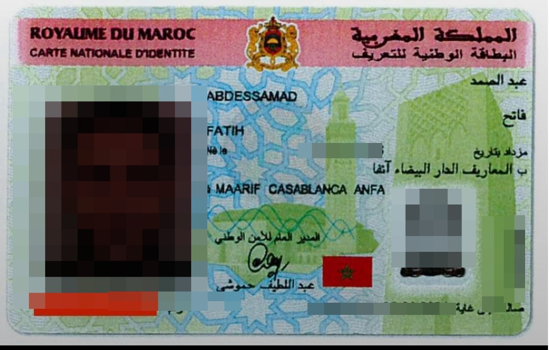 Portefeuille noir contenant plusieurs documents