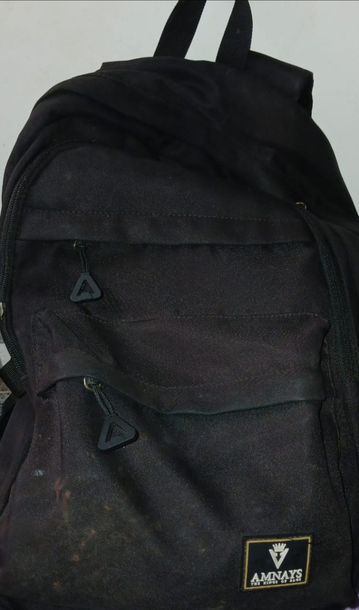 Sac à dos noir contenant cin permis carte d'étudiant...etc