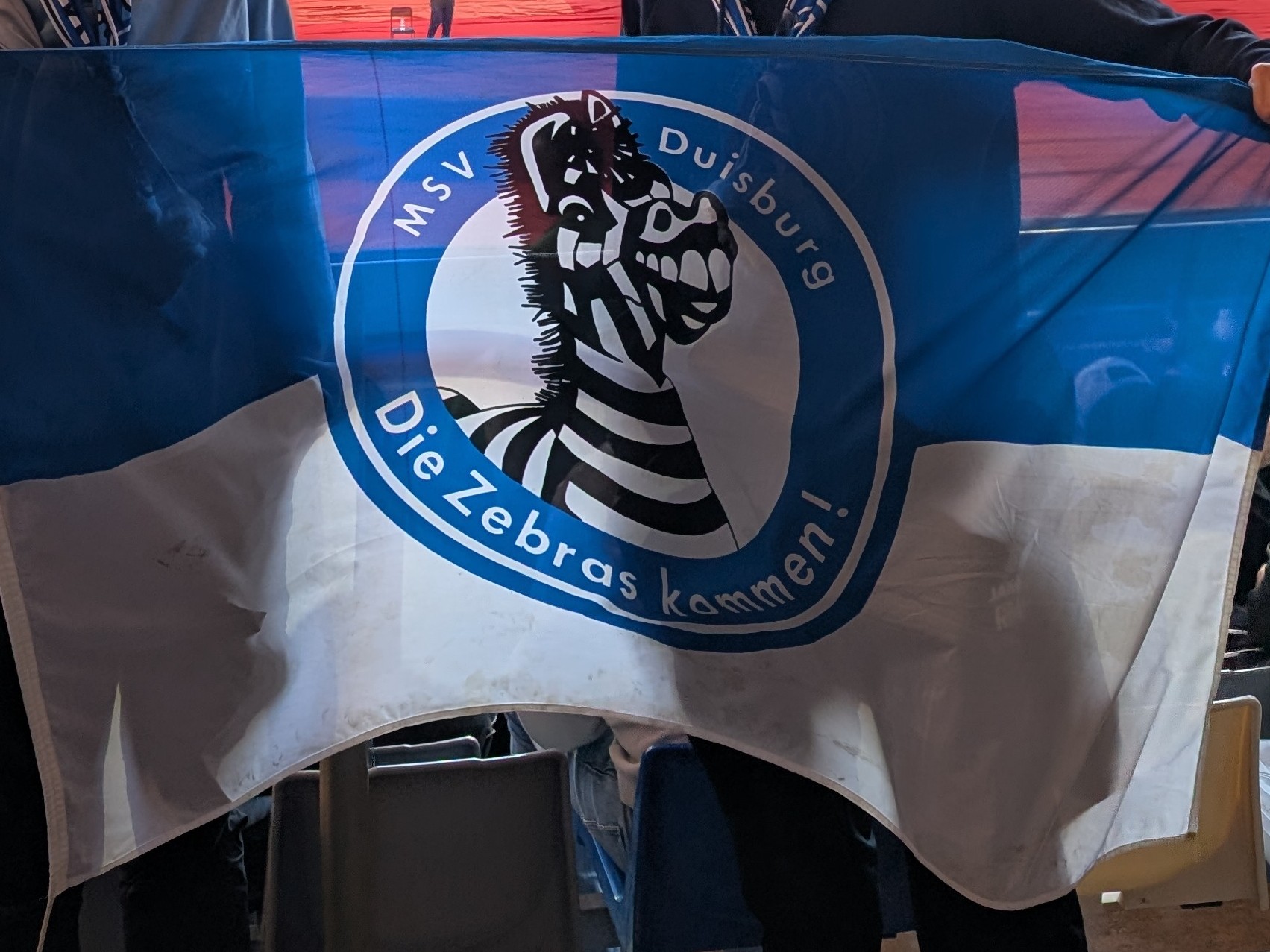Un drapeau blanc et bleu avec un zèbre dessus. Il appartient au…